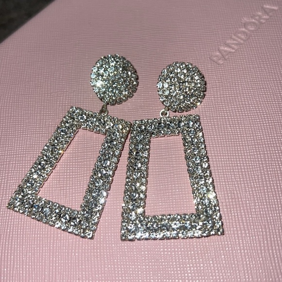 Women’s Earrings - Picture 1 of 2